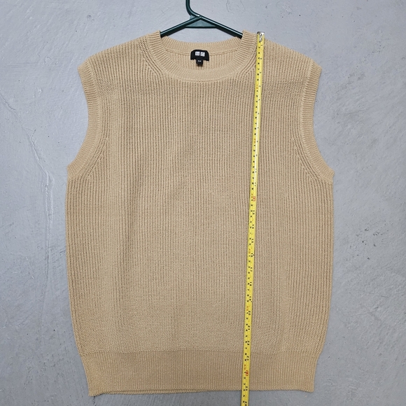 Uniqlo Women's Medium Gauge Crew Neck Beige Sweater Vest - Picture 6 of 7